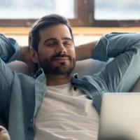 Мужчина отдыхает