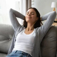 Девушка отдыхает на диване